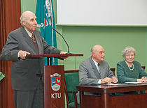 Prof. J. Slavėnas skaito pranešimą konferencijoje