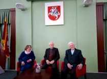 Kauno latvių klubo narė, mokytoja Laima Rajeckienė, KTU veteranų klubo „Emeritus“ nariai Gediminas Adlys ir Ignas Požėla