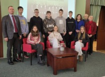 Seinų lietuvių „Žiburio“ mokyklos mokiniai, kairėje stovi mokyklos direktorius Algirdas Vaicekauskas, dešinėje stovi KTU veteranų klubo „Emeritus“ nariai Diana Adlienė, Gediminas Adlys, Lenkijos lietuvių žurnalo „Aušra“ redaktorė Irena Gasperavičiūtė-Vilimienė