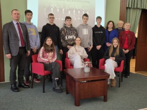 Seinų lietuvių „Žiburio“ mokyklos mokiniai, kairėje stovi mokyklos direktorius Algirdas Vaicekauskas, dešinėje stovi KTU veteranų klubo „Emeritus“ nariai Diana Adlienė, Gediminas Adlys, Lenkijos lietuvių žurnalo „Aušra“ redaktorė Irena Gasperavičiūtė-Vilimienė
