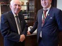 KTU veteranų klubo „Emeritus“ prezidentas Saulius Povilas Raila  ir KTU Tautito korporacijos narys Dainius Bernatavičius