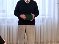Prof. A. Žiliuko eiles skaito Emeritus klubo narys Romualdas Markauskas