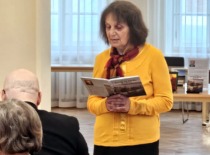 Prof. A. Žiliuko eiles skaito Emeritus klubo narę Gražina Kriščiokaitienė